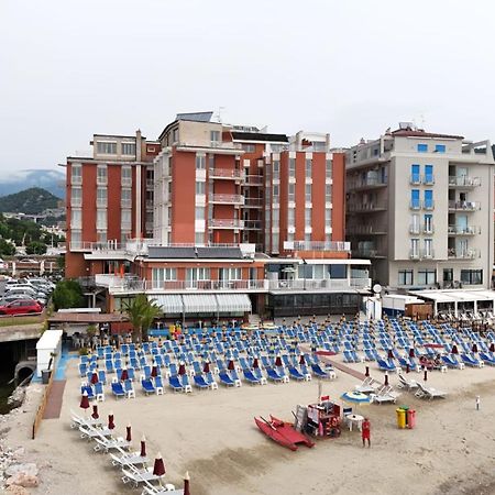 Hotel & Residence Stella Maris П'єтра-Лігуре Екстер'єр фото