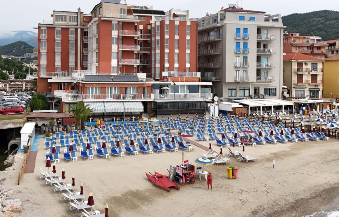 Hotel & Residence Stella Maris П'єтра-Лігуре Екстер'єр фото