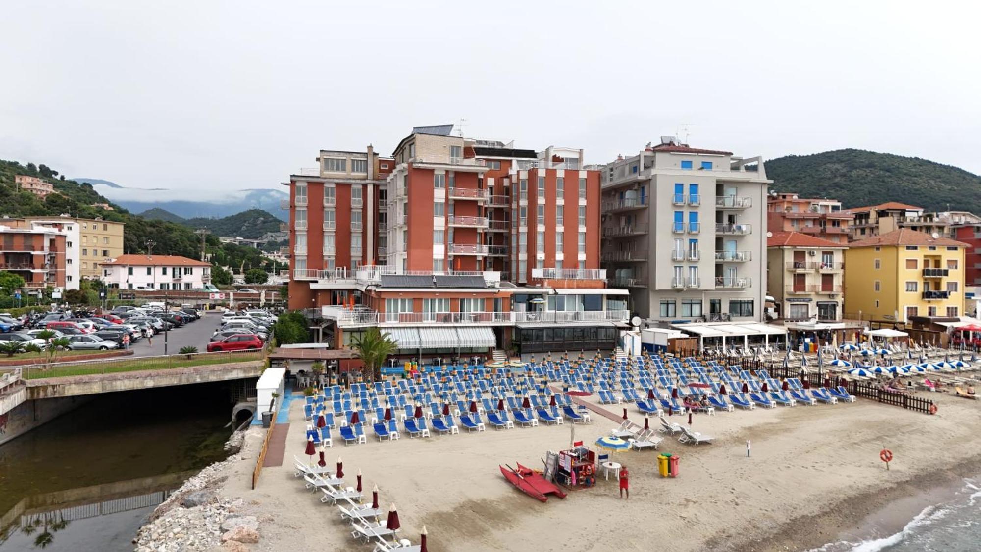 Hotel & Residence Stella Maris П'єтра-Лігуре Екстер'єр фото